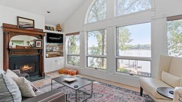 House (3 Bedrooms) | Living room | TV, fireplace