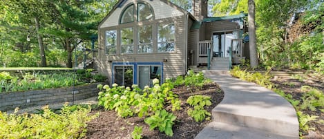 House (3 Bedrooms) | Exterior