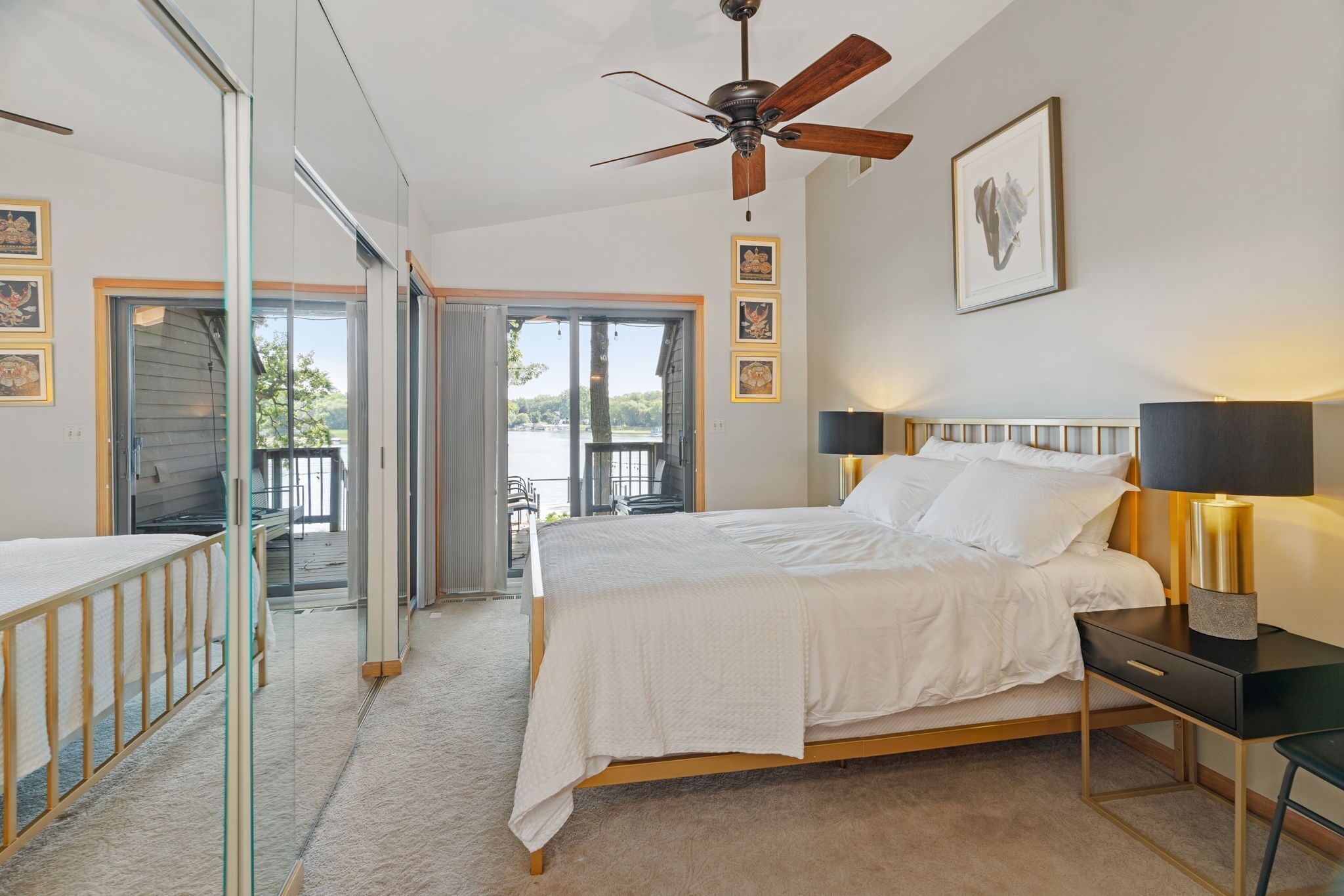 3 bilik tidur, meja, ruang kerja komputer riba, seterika/papan seterika 