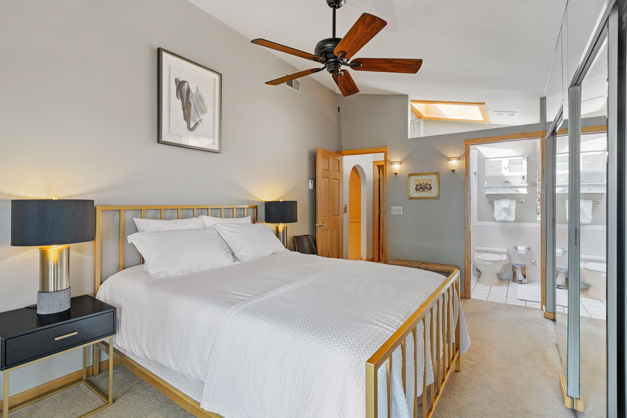 3 عدّة غرف نوم ومكتب ومساحة عمل للكمبيوتر المحمول ومكواة/لوح كي