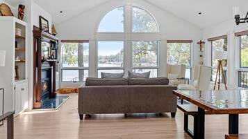 House (3 Bedrooms) | Living room | TV, fireplace