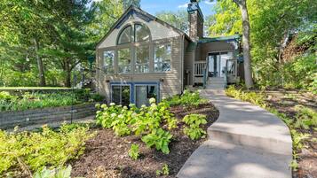 House (3 Bedrooms) | Exterior