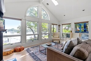 Maison (3 Bedrooms) | Salle de séjour | Téléviseur, foyer