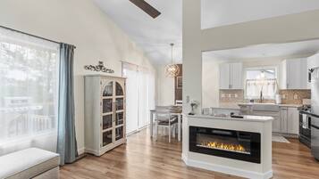 Studio (2 Bedrooms) | Living area | TV, fireplace, books