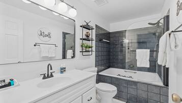 Studio (2 Bedrooms) | Bathroom | Bathtub