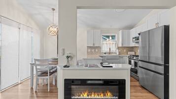 Studio (2 Bedrooms) | Living area | TV, fireplace, books