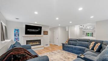 Studio (2 Bedrooms) | Front of property