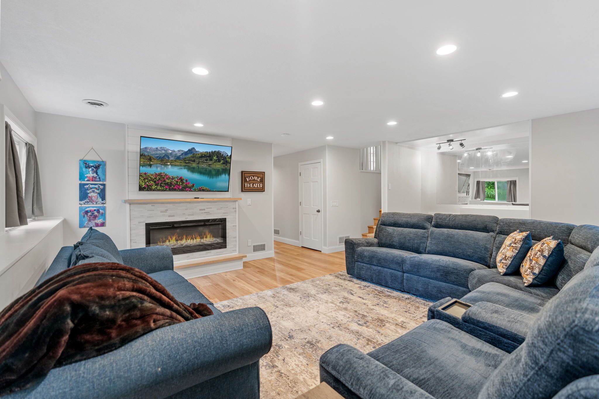 Studio (2 Bedrooms) | Vardagsrum | Tv, eldstad och böcker