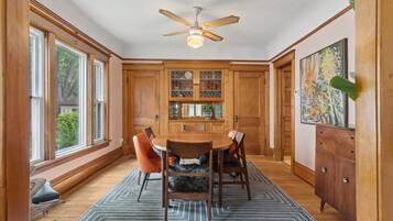 House (3 Bedrooms) | In-room dining