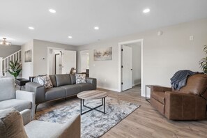 Casa (5 Bedrooms) | Sala de estar | Televisión, chimenea, futbolito y tenis de mesa 