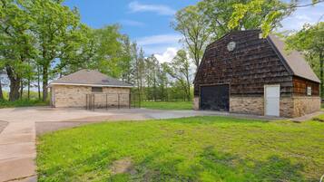 House (5 Bedrooms) | Exterior