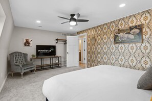 5 bedrooms, laptop workspace