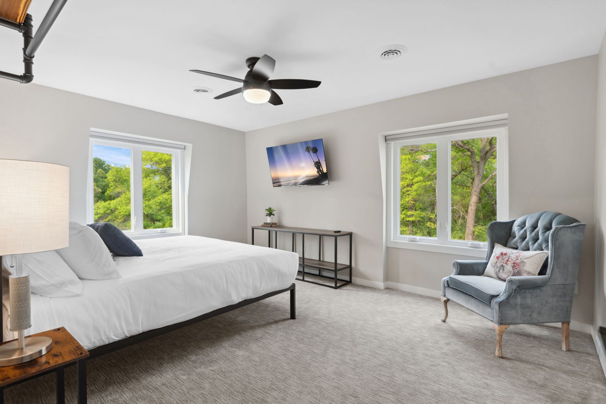 5 bedrooms, laptop workspace