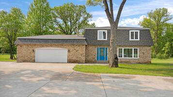 House (5 Bedrooms) | Exterior