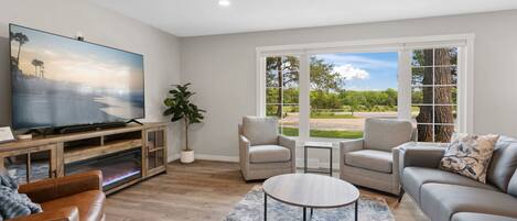 Ferienhaus (5 Bedrooms) | Wohnzimmer | Fernseher, Kamin, Tischfußball, Tischtennisplatte