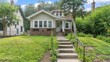 House (4 Bedrooms) | Exterior