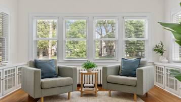 House (4 Bedrooms) | Living room | TV