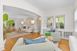 House (4 Bedrooms) | Living room