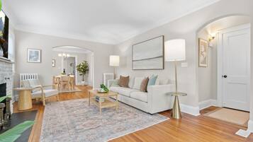 House (4 Bedrooms) | Living room | TV