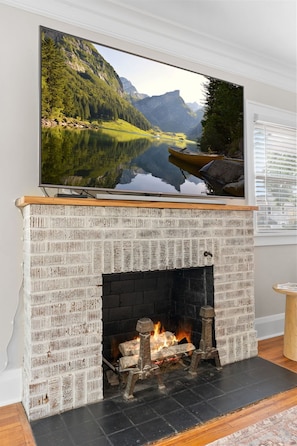 House (4 Bedrooms) | Living room