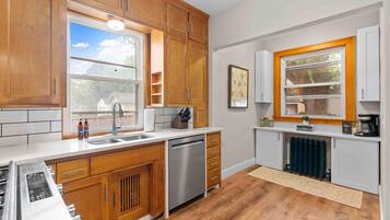 House (4 Bedrooms) | Private kitchen | Microwave, oven, stovetop, dishwasher