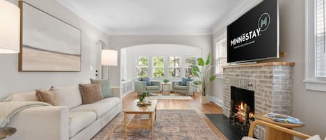 House (4 Bedrooms) | Living room | TV