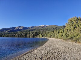 Una playa cerca, sillas reclinables de playa, toallas de playa