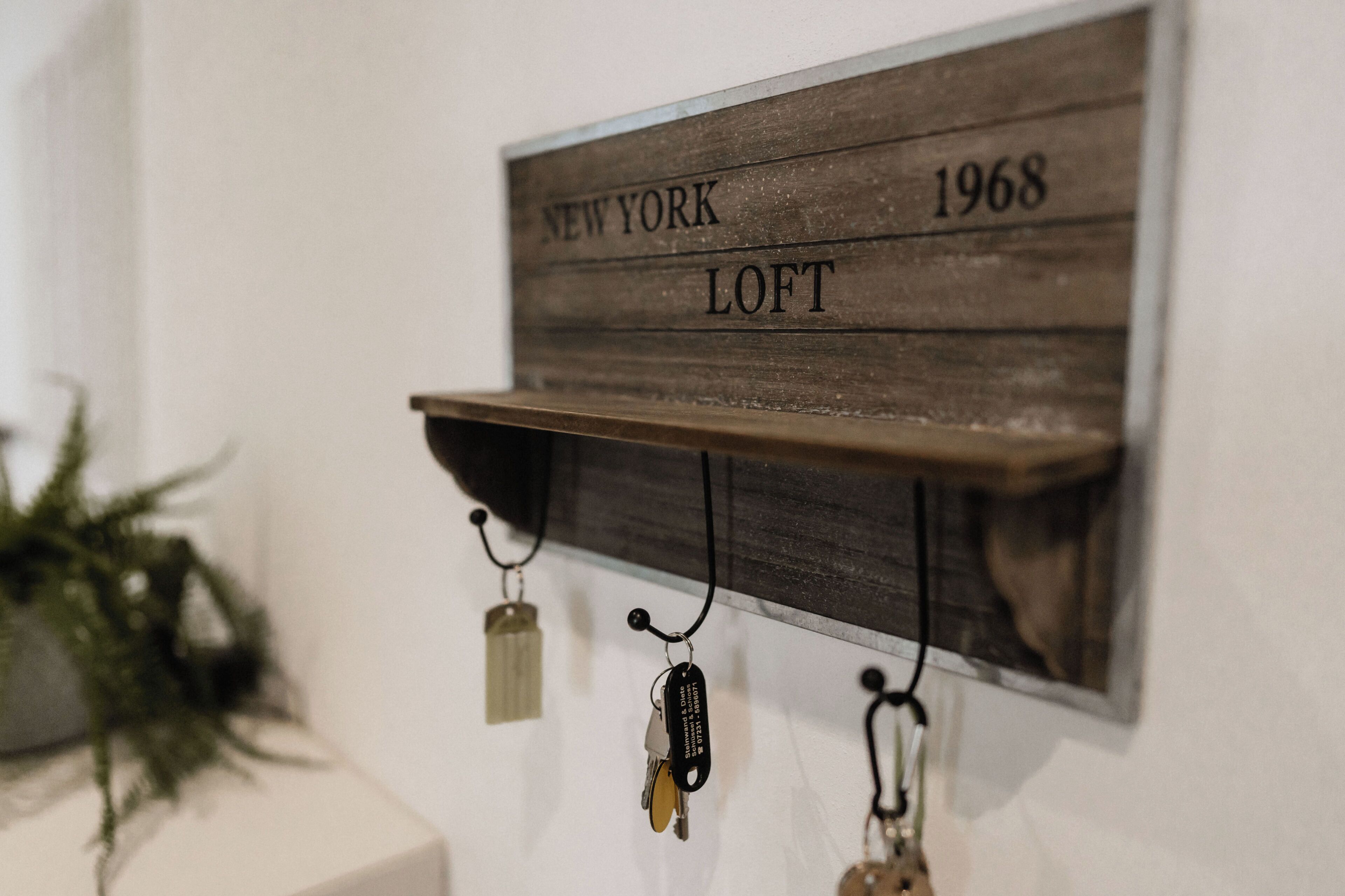 Un letrero de madera con el texto 