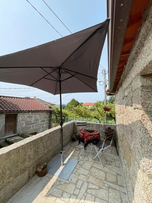 Outdoor dining - Holiday Home 'Casa Da Quelha' with Mountain View, Wi-Fi and Air Conditioning (Soajo)