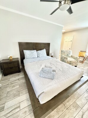 1 dormitorio, tabla de planchar con plancha, wifi y ropa de cama