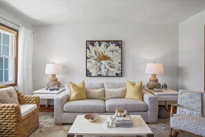 Smart TV - The Beach Gem• Near TPC Sawgrass & Mayo Clinic (Jacksonville Beach)