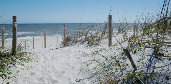 Beach nearby, sun-loungers - The Beach Gem• Near TPC Sawgrass & Mayo Clinic (Jacksonville Beach)