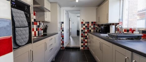 Køleskab, mikrobølgeovn, ovn, kogeplade