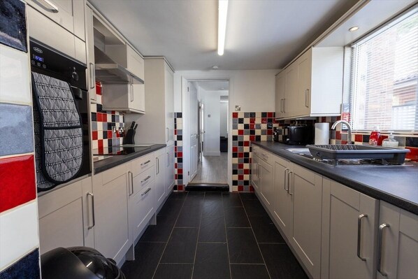 Fridge, microwave, oven, stovetop - 3 Bed House| Bedford | Parking | (Kempston)