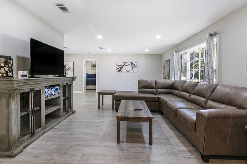 Spacious 4-bedroom house in charming Slidell with AC