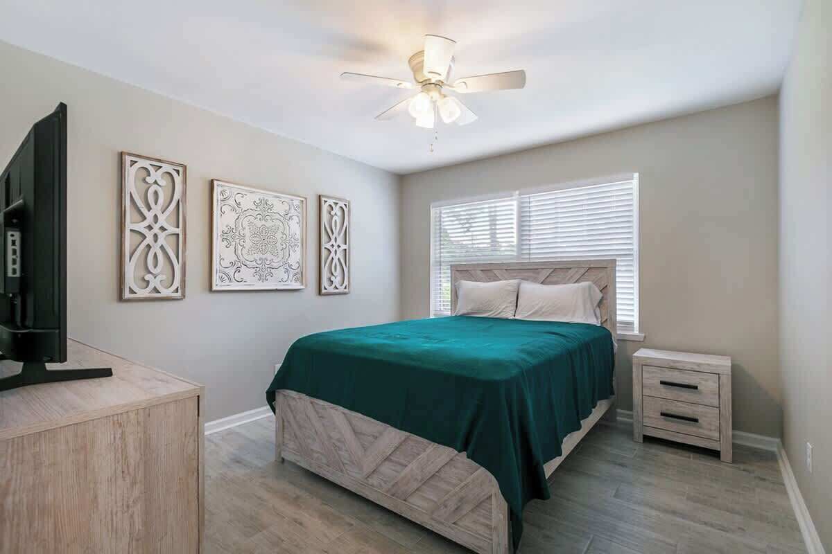 4 habitaciones, tabla de planchar con plancha, wifi y ropa de cama 
