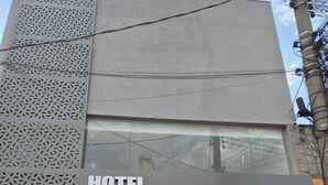A modern building with a sign reading "HOTEL FORTUNATO". - Hotel Fortunato (Braganca Paulista)