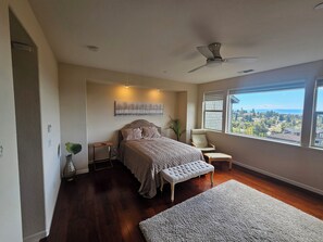 Een strijkplank/strijkijzer, wifi, beddengoed