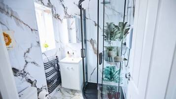 Haartrockner, Handtücher, Seife, Toilettenpapier