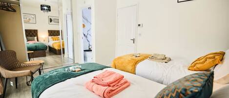 1 habitación, tabla de planchar con plancha, wifi y ropa de cama