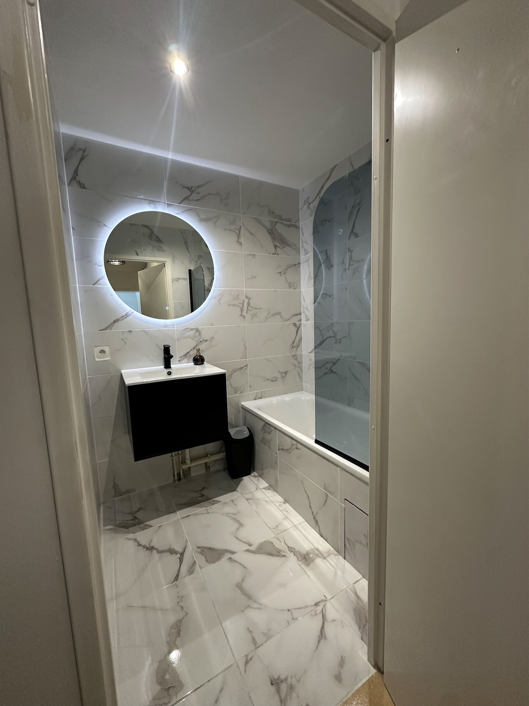Secadora de cabello, toallas, jabón, papel de baño 