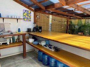 Een koelkast, een microgolfoven, een kookplaat