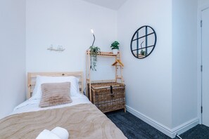 3 bedrooms, iron/ironing board, internet, bed sheets