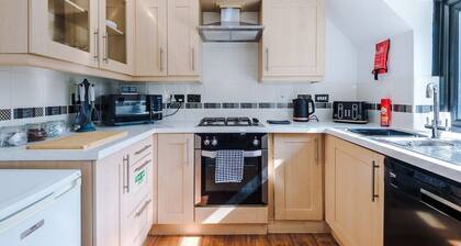 Chic Warrington House with Parking | Full Equipped