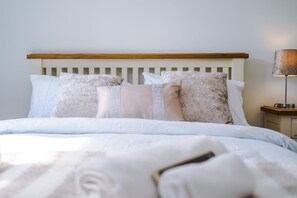 3 bedrooms, iron/ironing board, internet, bed sheets