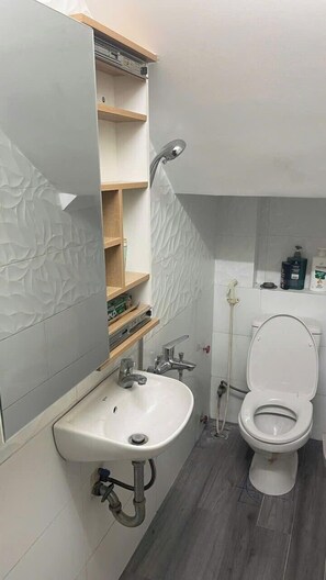 Suite estudio superior, vista a la ciudad | Baño
