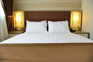 Superior-huone, siivous, kaupunkinäköala | Egyptinpuuvillaiset lakanat, ylelliset vuodevaatteet