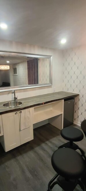 Living area - Dream Room Rentals (Niagara Falls)