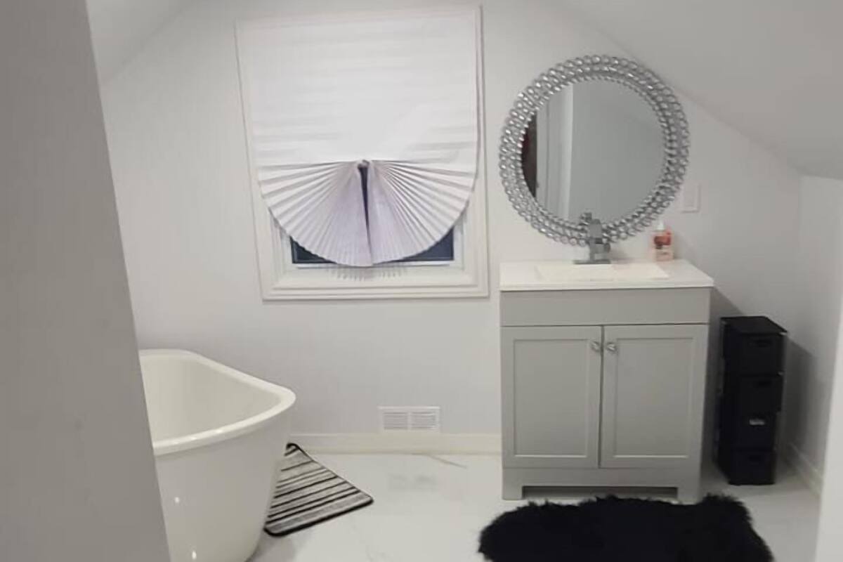 Habitació de luxe | Bany | Combinació de dutxa i banyera, tovalloles i paper higiènic 
