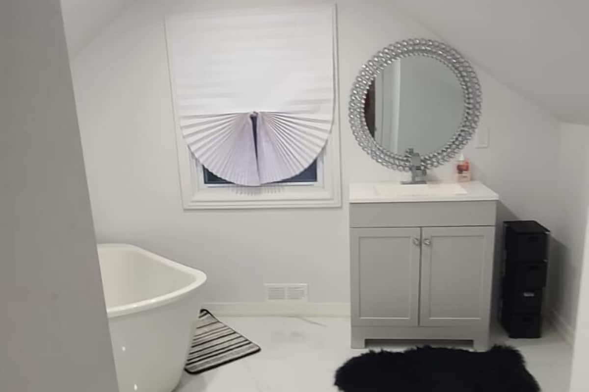 Luxe kamer | Badkamer | Een bad/douchecombinatie, handdoeken, toiletpapier